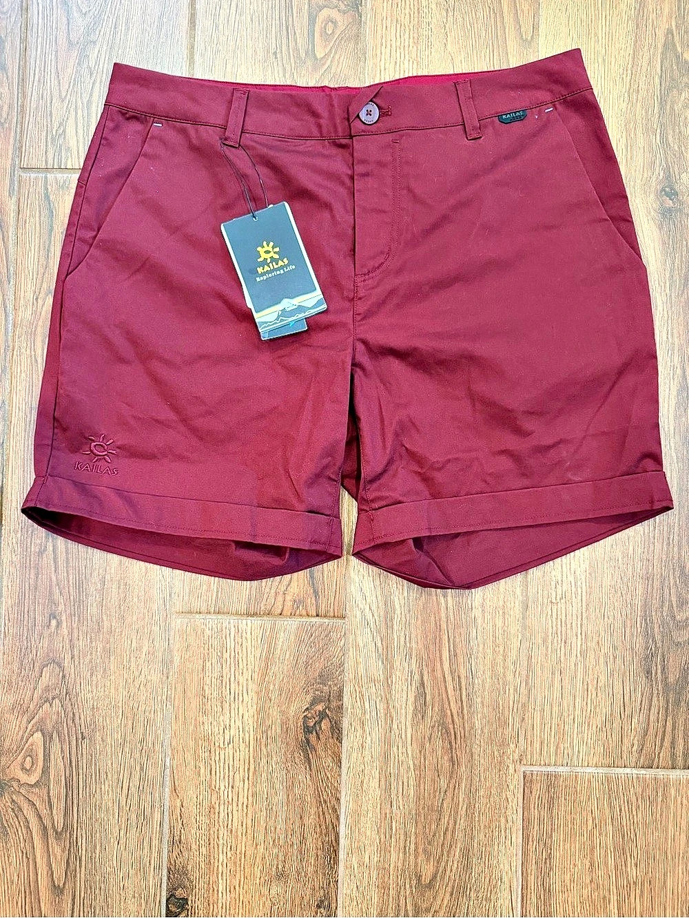 Kailas women’s Flat Front Shorts 6” pockets Red XL NWT